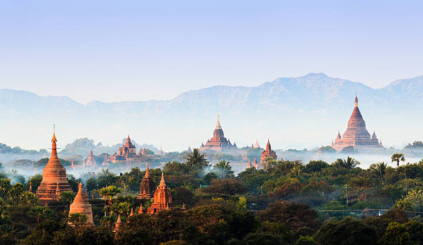 die tempel von bagan bei sonnenaufgang, myanmar, mandalay - myanmar stock-fotos und bilder