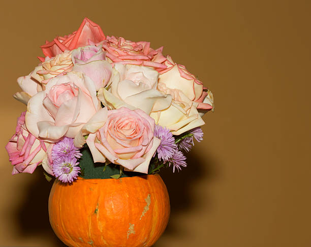 istock Background with beautiful roses bouquet 498111765