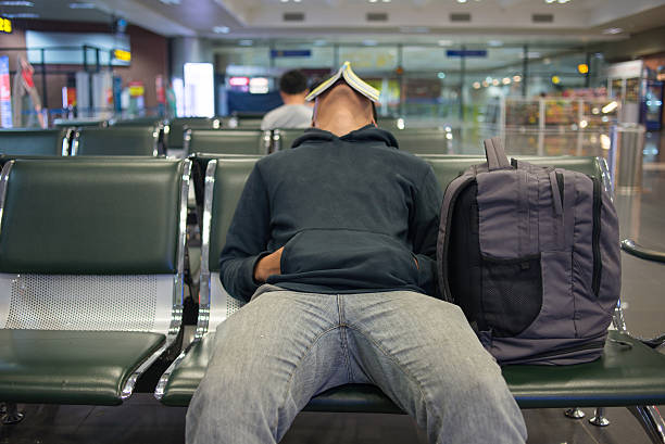 Warten auf eine Übernachtung Flug am Flughafen – Foto