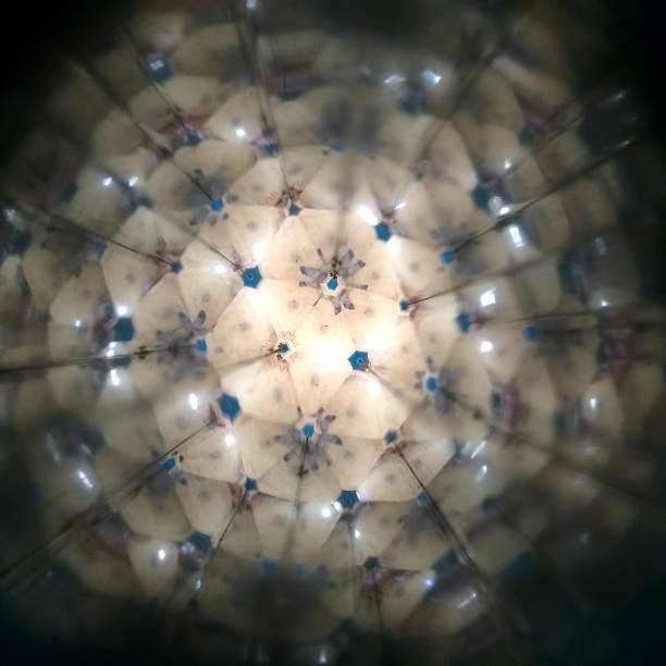 kaléidoscope des lumières magiques - kaleidoscope stained glass psychedelic floral pattern photos et images de collection
