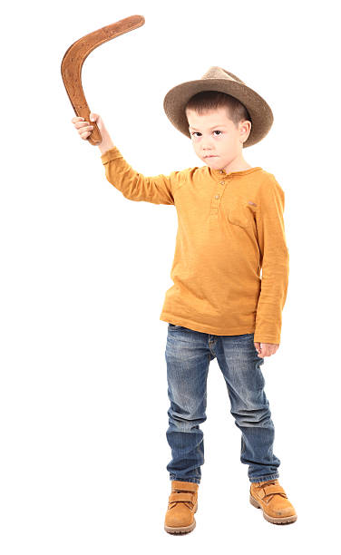 niño tirando bumerang es - aborigine australian culture boomerang isolated fotografías e imágenes de stock