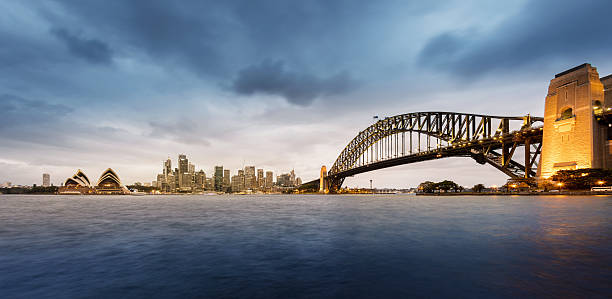 panorama sullo skyline di sydney - sydney opera house sydney australia opera house bridge foto e immagini stock