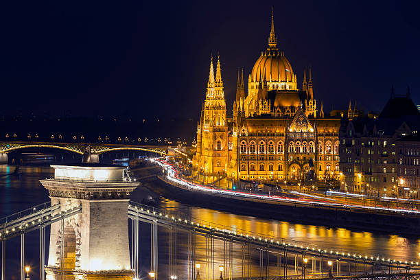 widok na most łańcuchowy w budapeszcie i parlament o zmroku - chain bridge bridge budapest cityscape zdjęcia i obrazy z banku zdjęć