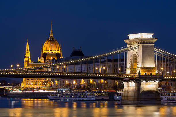 vue du pont à chaînes széchenyi et du parlement de budapest, au crépuscule - budapest parliament building chain bridge night photos et images de collection