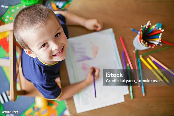 Junge Ein Bild Zu Zeichnen Für Mama Und Papa Stockfoto und mehr Bilder von Kind - Kind, Zeichnen, Jungen