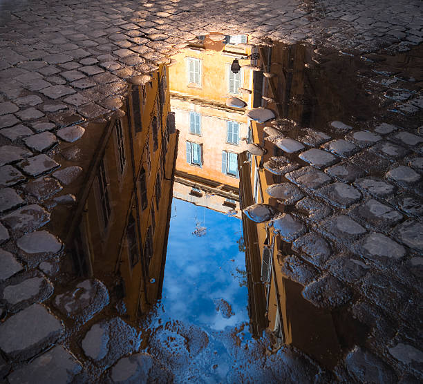 réflexion de flaque architecture de rome, italie - puddle rome reflection street photos et images de collection