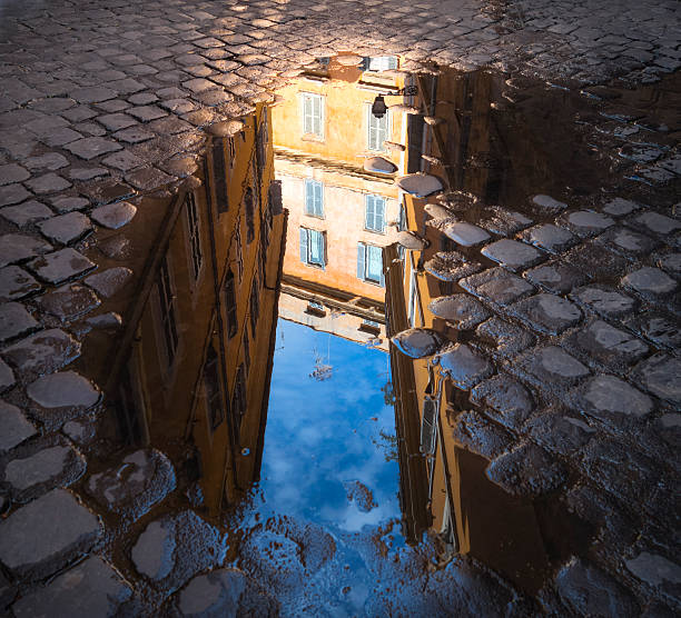 ローマの建築の水たまり反射,イタリア - puddle rome reflection street ストックフォトと画像