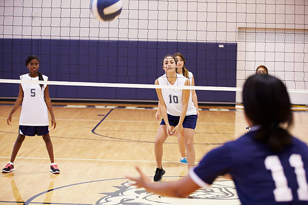 un match de volley-ball dans le gymnase de l'école - sport volleyball high school student teenager photos et images de collection