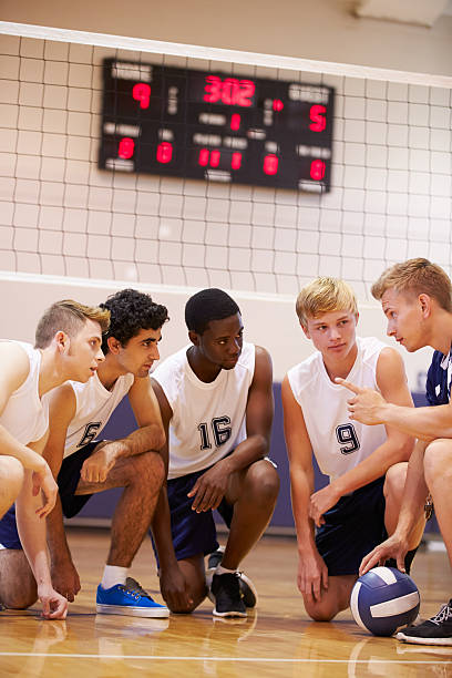 숫나사 고등학교 배구공 팀은 팀 코칭 대화를 하는 - volleyball child indoors sport 뉴스 사진 이미지