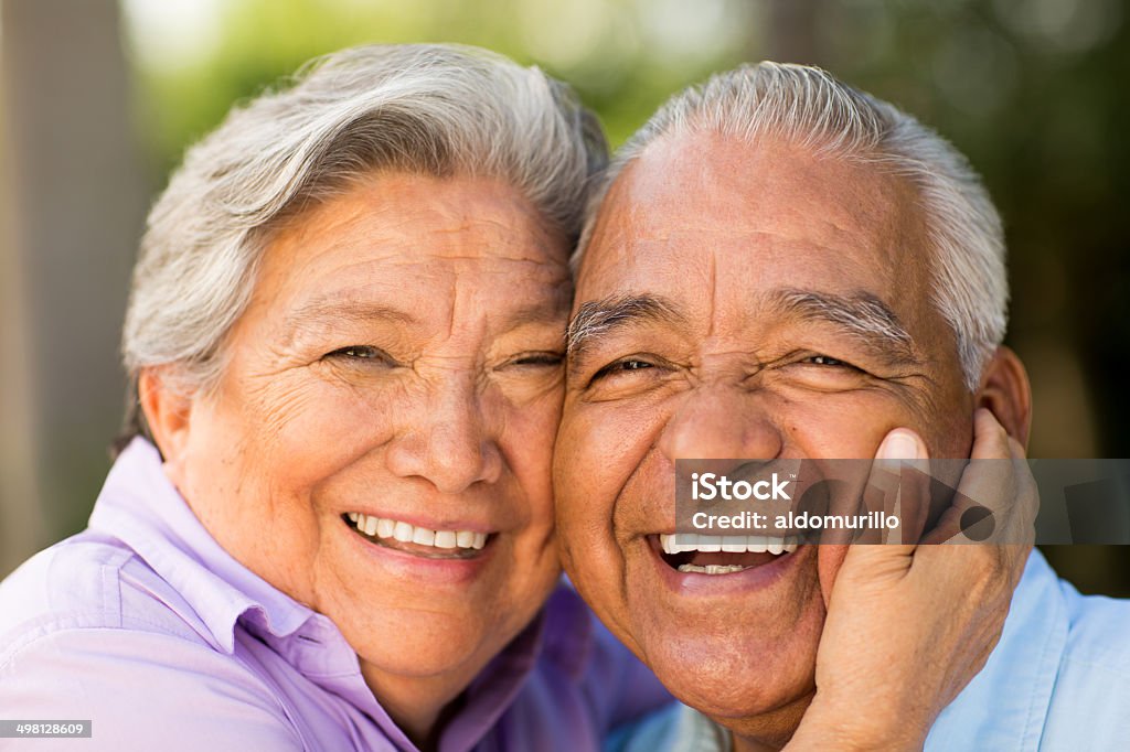 Hispânica sênior casal rindo - Foto de stock de 70 anos royalty-free