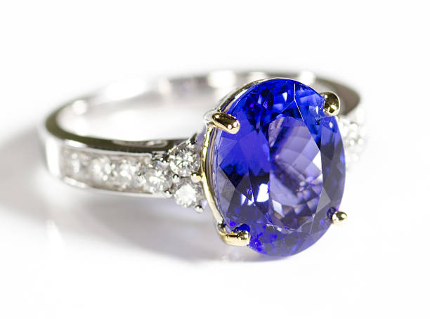tanzanita e anel de diamante - isolated on white high key saturated color horizontal - fotografias e filmes do acervo