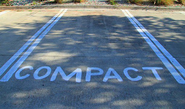 Segnale di parcheggio a indicare compatto - foto stock