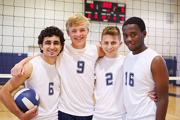 i membri del team di pallavolo maschile high school - sport volleyball high school student teenager foto e immagini stock