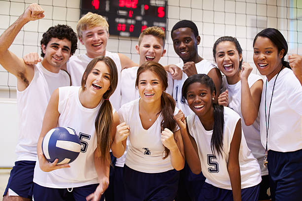 портрет старшей волейбол членами команды с тренером - sport volleyball high school student teenager стоковые фото и изображения