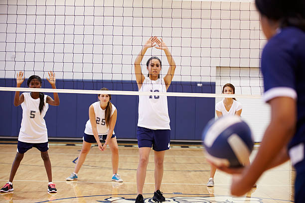 un match de volley-ball dans le gymnase de l'école - sport volleyball high school student teenager photos et images de collection