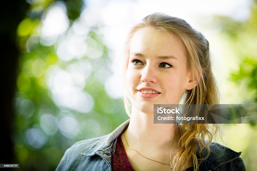 Retrato de uma loira sorridente, alegre, adolescente - Foto de stock de 16-17 Anos royalty-free