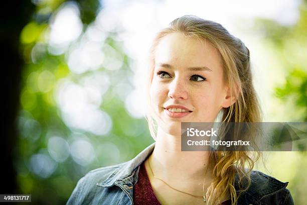 Foto de Retrato De Uma Loira Sorridente Alegre Adolescente e mais fotos de stock de 16-17 Anos