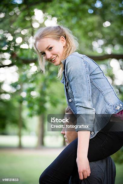 Feliz Jovem Casal Adolescente Tendo Diversão Às Cavalitas - Fotografias de stock e mais imagens de Adolescente