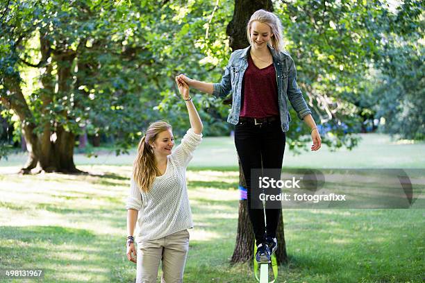 Teenagermädchen Im Park Und Balancierst Auf Einem Locker Line Stockfoto und mehr Bilder von Slackline