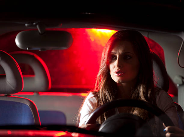 coche de policía en búsqueda - blinding fotografías e imágenes de stock