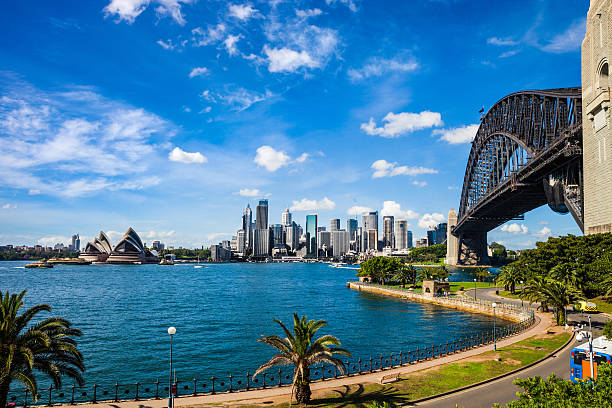 skyline der innenstadt von sydney und der harbour bridge - sydney harbor sydney australia australia sydney harbor bridge stock-fotos und bilder