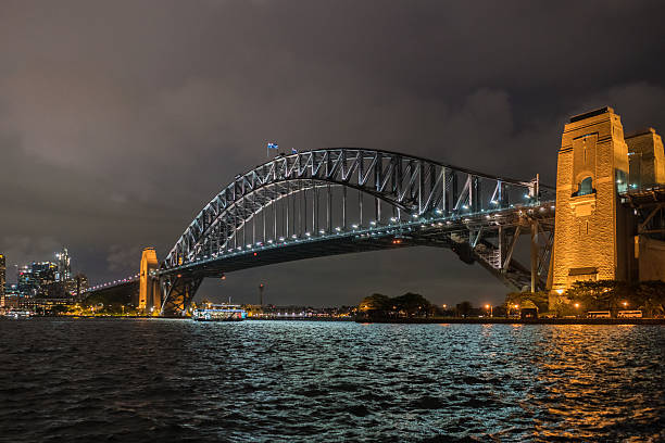 noite sobre a ponte do porto de sydney austrália - sydney australia sydney harbor australia night - fotografias e filmes do acervo