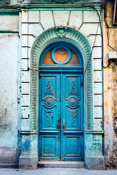 old blue door in havanna, kuba - front door front stoop house yellow stock-fotos und bilder