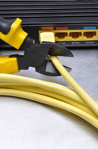 カティングには、インターネット、ルータ、ケーブル - pliers technician cable electrical equipment ストックフォトと画像