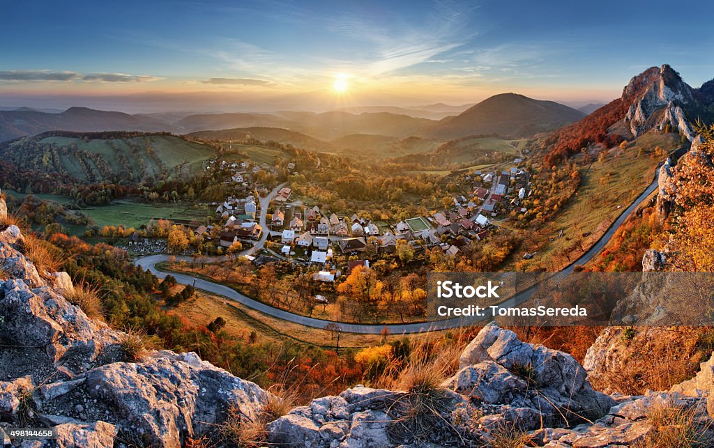 Paysage avec le village, les montagnes et le bleu ciel-Vue panoramique - Photo de Trenčín libre de droits