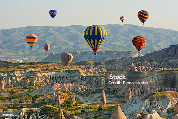 Photo libre de droit de Ballons Dair Chaud Colorés Survolant La Vallée À Cappadoce banque d'images et plus d'images libres de droit de La Cappadoce
