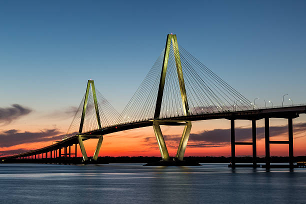 el puente arthur ravenel, charleston en crepúsculo - arthur ravenel fotografías e imágenes de stock