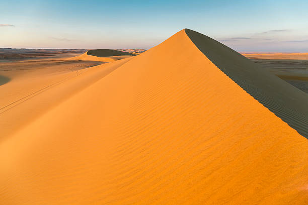 上記の砂丘 - fayoum ストックフォトと画像