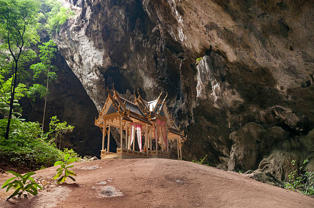kuha karuhas pavillon em phraya de cave, tailândia - phraya nakhon cave imagens e fotografias de stock