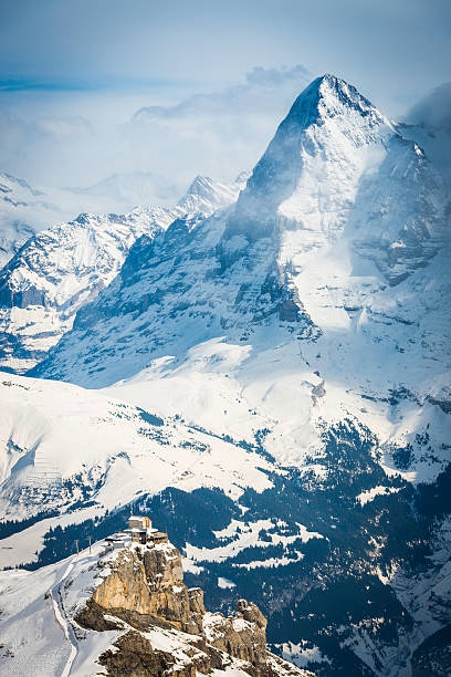 north face-eiger mountain cable car hoch in den alpen der schweiz - swiss culture european alps eiger mountain range stock-fotos und bilder