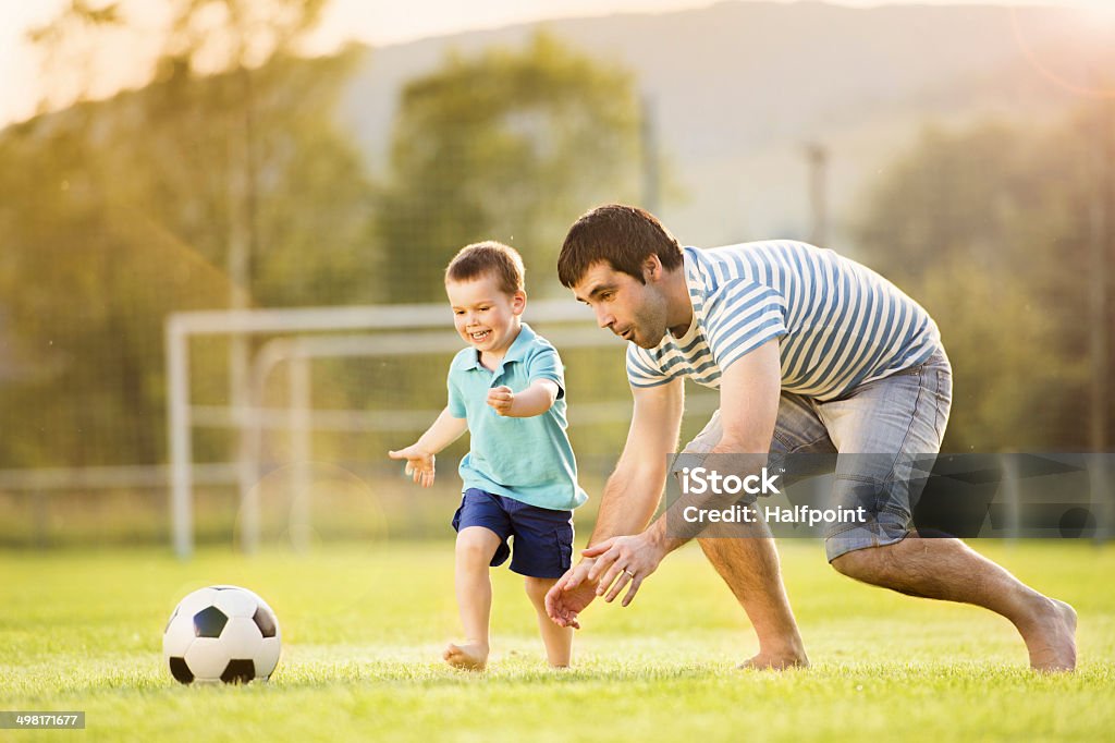 Vater und Sohn Fußball zu spielen - Lizenzfrei Vater Stock-Foto