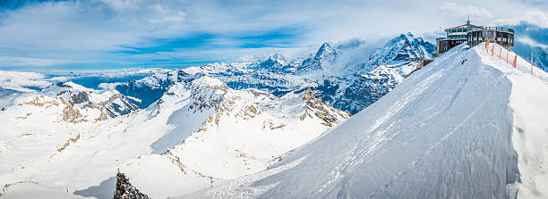 mountain station du téléphérique accès au sommet de la montagne enneigée, suisse - muerren photos et images de collection