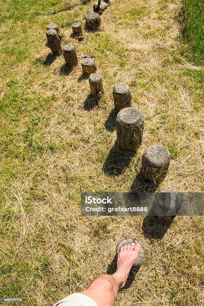 Escadas em um equilíbrio pratos de madeira - Foto de stock de Acontecimentos da Vida royalty-free