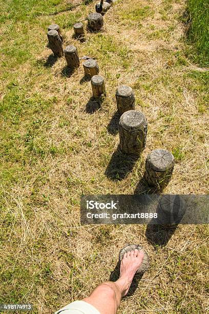 Foto de Escadas Em Um Equilíbrio Pratos De Madeira e mais fotos de stock de Acontecimentos da Vida - Acontecimentos da Vida, Aprender, Aspiração