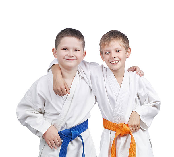 atletas en un ejercicio de franqueza y con diferentes correas - karate child judo belt fotografías e imágenes de stock