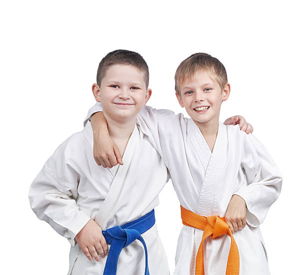 atletas em um quimono e com diferentes cintos - karate child judo belt - fotografias e filmes do acervo