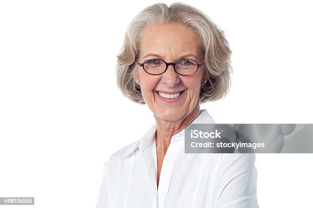 Glückliche Senior Frau Beeindruckende Eine Pose Zu Kamera Stockfoto und mehr Bilder von Freisteller – Neutraler Hintergrund