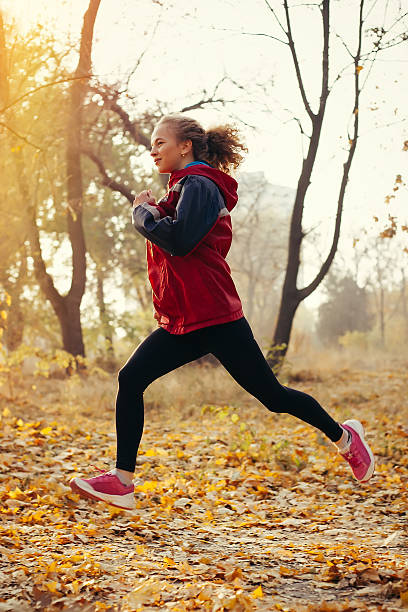 여성 피트니스 모델 교육 외부 스포츠 및 라이프스타일. - exercising sports training lens flare women 뉴스 사진 이미지