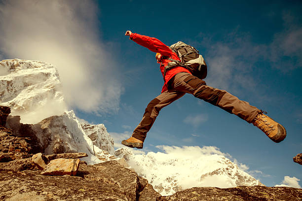 randonneur sauts sur les rochers près de l'everest au népal - climbing clambering mountain rock climbing photos et images de collection