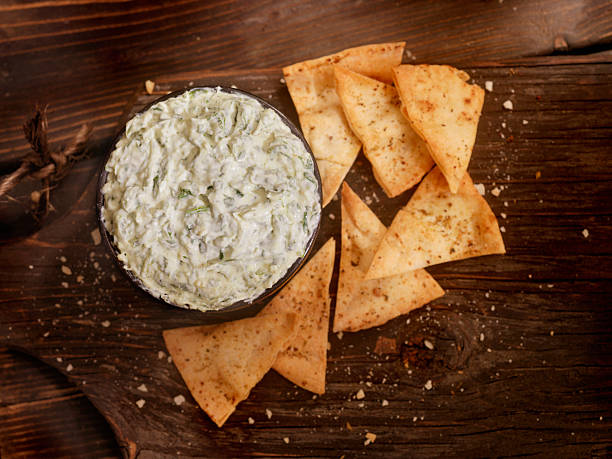 spinach dip with baked pita chips - 皮塔餅 個照片及圖片檔