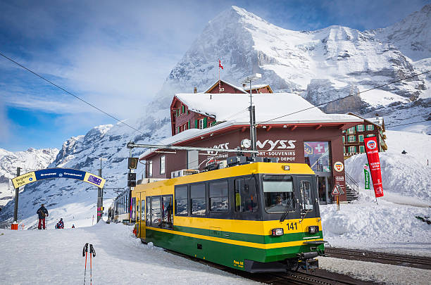 스위스 및 마운틴 스키어들과 railway train 바다와 아이거 동절기의 알프스 - switzerland hotel skiing people 뉴스 사진 이미지