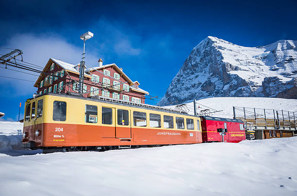 schweiz jungfraubahn mountain-ski-hotel chalets unten eiger alpen - swiss culture european alps eiger mountain range stock-fotos und bilder