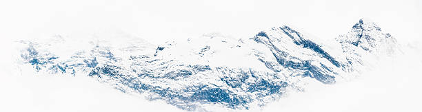 les montagnes aux sommets enneigés des sommets alpins sauvages apparaissant sur blanc mist - muerren photos et images de collection