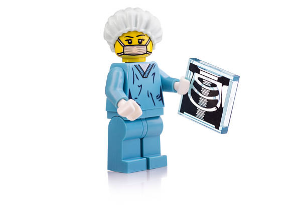 chirurg mit xray lego mini-abbildung - lego figurine men isolated stock-fotos und bilder
