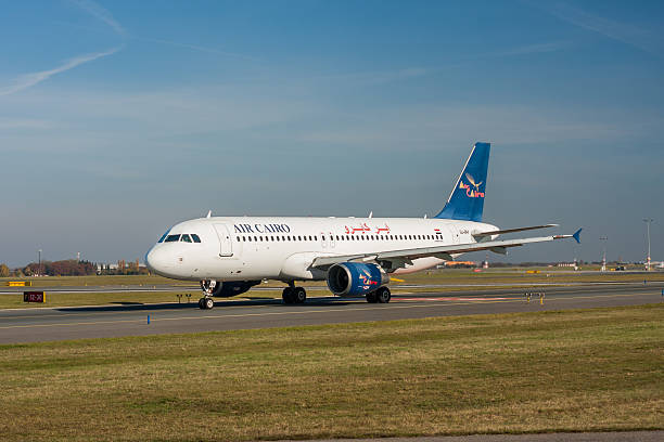 um airbus a320 de ar do cairo - airplane airbus boeing air vehicle imagens e fotografias de stock