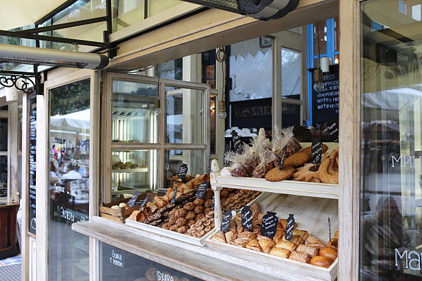 moderna de panadería con variedad de panes, tortas y buns. odessa - bread food french currency freshness fotografías e imágenes de stock